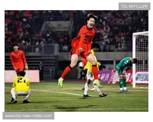 国足球星夜晚独自散步被记者偶遇